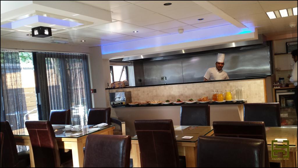Homestay Hotel Heathrow Хаунслоу Экстерьер фото