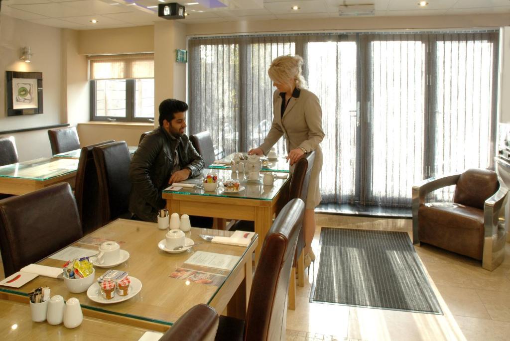 Homestay Hotel Heathrow Хаунслоу Экстерьер фото