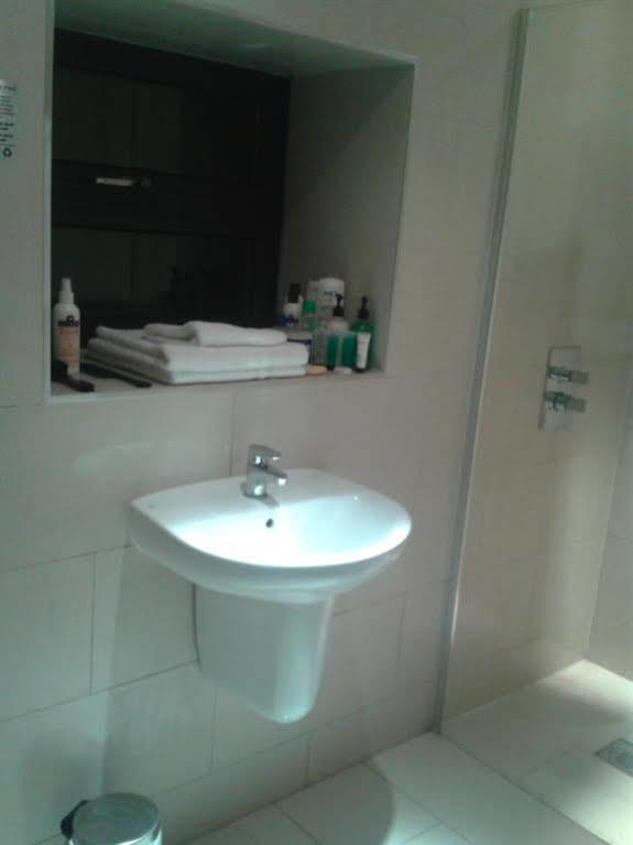 Homestay Hotel Heathrow Хаунслоу Экстерьер фото